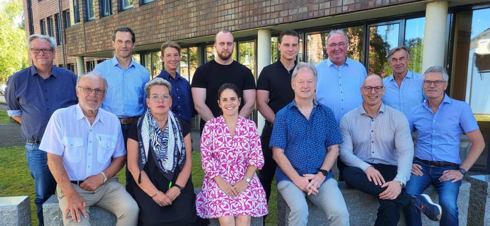 Die Mitglieder und die Mitarbeitenden der Geschäftsstelle des Gutachterausschusses für Grundstückswerte im Kreis Stormarn. vordere Reihe von links nach rechts: Horst Gibbesch, Karen Teegen, Nina Gibbesch, Frank Niehus, Dr. Mirko Zill, Thomas Mielcarek- hintere Reihe von links nach rechts: Michael Maack, Malte Harms, Pamela Kruse, Felix Immanns, Matthias Krause, Friedhelm Kiesler, Dietmar Schaper.<br>
Es fehlen: Armin Baghai, Kai Grundmann, Jörg Andree Nethe, Rainer Quast, Norbert Radünz, Michael Wiebers, Fenja Störmer Die Mitglieder und die Mitarbeitenden der Geschäftsstelle des Gutachterausschusses für Grundstückswerte im Kreis Stormarn. vordere Reihe von links nach rechts: Horst Gibbesch, Karen Teegen, Nina Gibbesch, Frank Niehus, Dr. Mirko Zill, Thomas Mielcarek- hintere Reihe von links nach rechts: Michael Maack, Malte Harms, Pamela Kruse, Felix Immanns, Matthias Krause, Friedhelm Kiesler, Dietmar Schaper.<br> Es fehlen: Armin Baghai, Kai Grundmann, Jörg Andree Nethe, Rainer Quast, Norbert Radünz, Michael Wiebers, Fenja Störmer