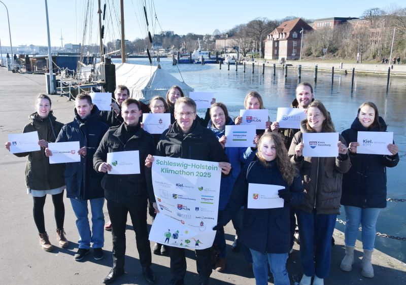 Ministerpräsident Daniel Günther (Bildmitte) gibt zusammen mit den Klimaschutzmanagerinnen und Klimaschutzmanager der Landkreise und Städte den Startschuss für den Schleswig-Holstein-Klimathon 2025.